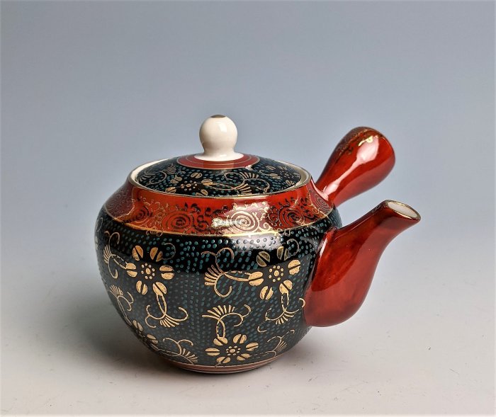 美品】九谷焼 花瓶 洋山造 金彩 青粒鉄仙唐草文 25cm 共箱付き 【公式