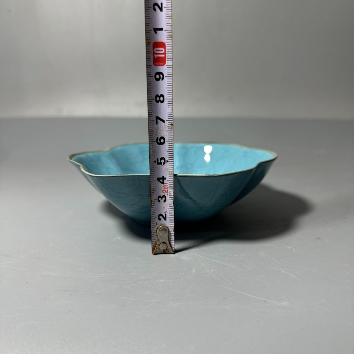 嚴選五代柴窯天藍花口瓷盤，胎體輕薄如蟬翼，釉面透亮自然開片美觀