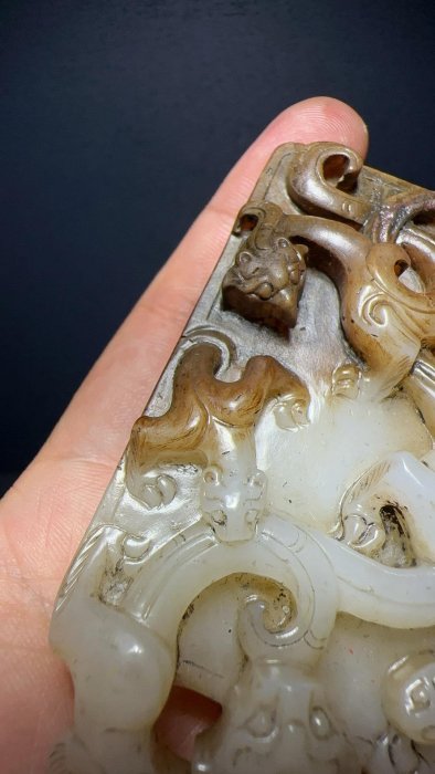 漢代和田玉龍鳳紋玉牌，老玉器玉質溫潤細膩，包漿渾厚自然，沁色入骨高