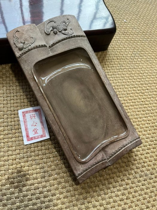 嚴選島國仿古鱔魚黃澄泥硯，尺寸19×9.5×2cm，乾濕雙圖，附原配木胎青漆