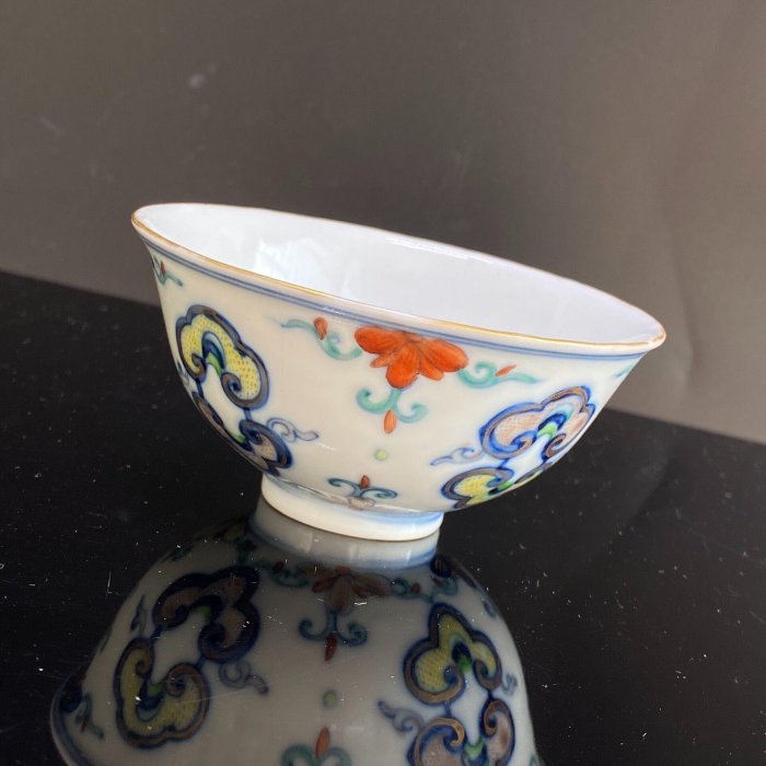 道光粉彩碗清道光粉彩寶相花+纏枝紋碗一對，家父早年收藏，釉面溫潤