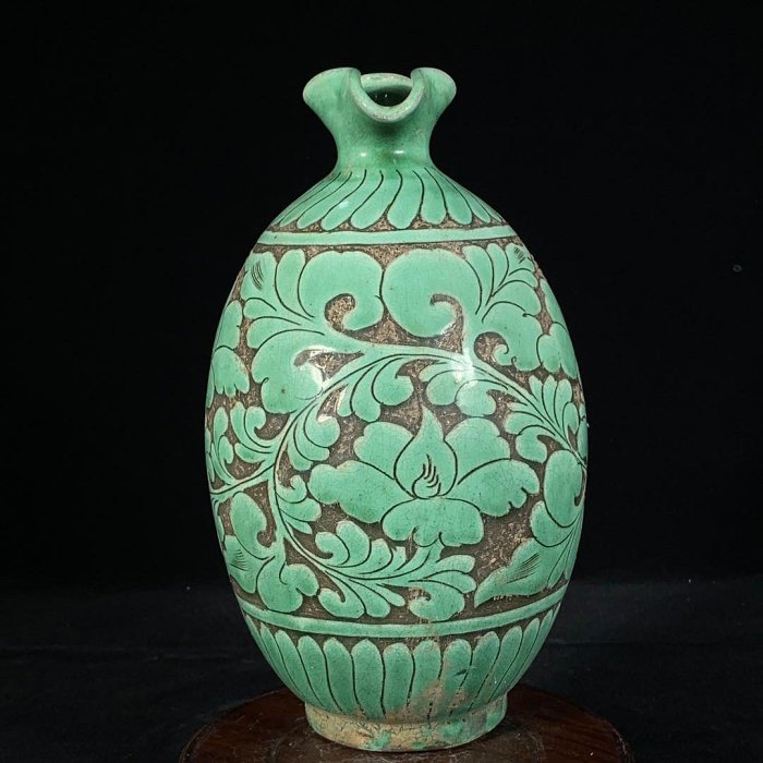 宋磁州窯綠釉刻花卉紋壺，高25釐米，直徑13釐米，150874 建窯瓷器官窯