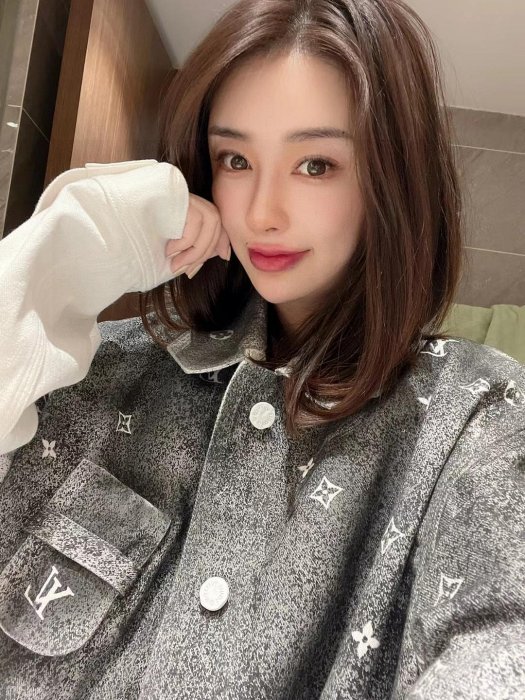 模特圖路易威登 Louis Vuitton 滿印星空漸變牛仔工裝外套 情侶款LV噴墨黑灰LV牛仔服夾克襯衫設計感滿滿，全員粉絲必入的潮物真正 NO194971