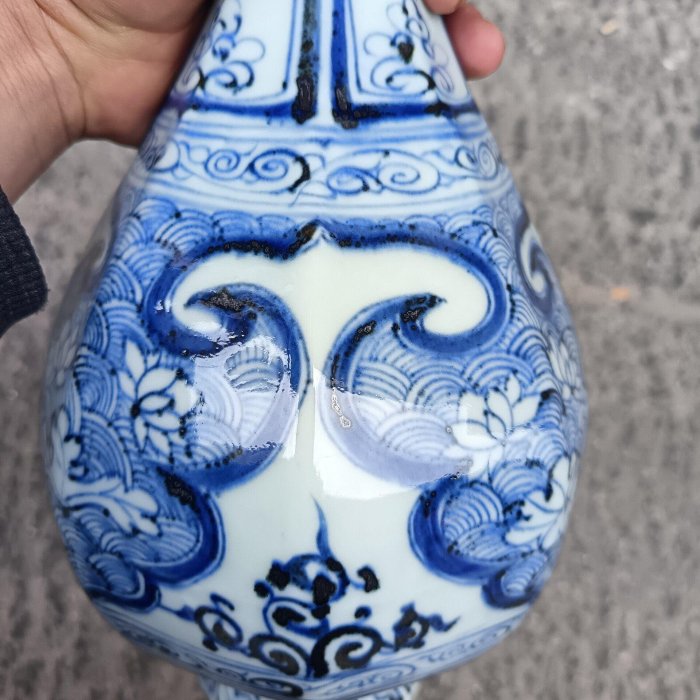 嚴選80年代景德鎮窯口青花八菱瓶，高達30公分，工藝精湛古韻十足備受藏