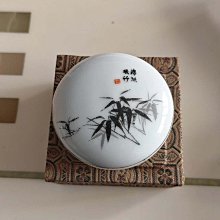 景德鎮古董瓷印泥盒，西泠印社藏品，清風戲竹設計，直徑7cm，伴裝朱砂