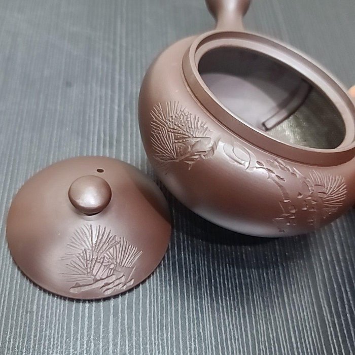 嚴選日本萬古燒川水壺，手工鏨刻松樹畫片，泥料細膩容量280cc中古美器