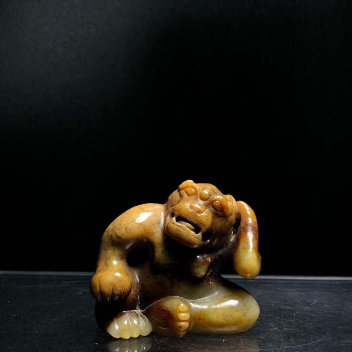 漢代玉熊圓雕玉器漢代圓雕玉熊，和闐玉材質雕制，玉質上乘，溫潤細膩