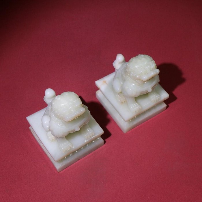 臻品旧藏，和田白玉狮子摆一对包浆厚重， 沁色入骨，工艺精湛，犀利民
