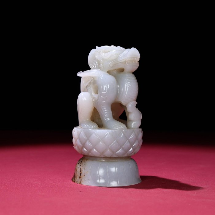 渡来品 文房具 本物和田白玉 手彫 清代 望子成龍 辰龍子鼠紋 筆架 置物 文鎮 臻品旧藏，和田白玉生坑微沁龙佩，包浆厚重，沁色入骨，工艺精湛，犀利
