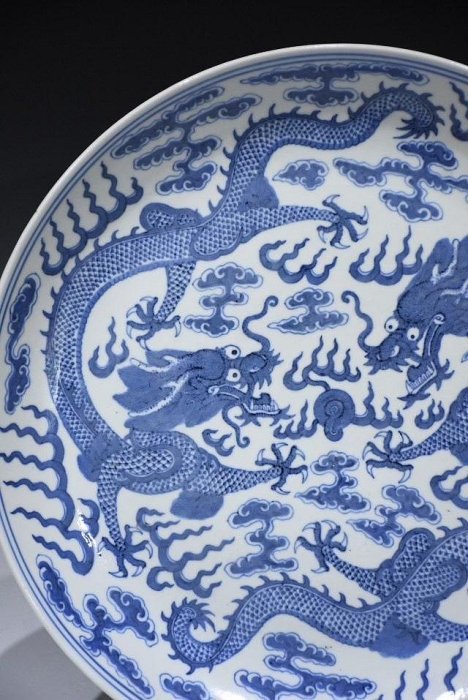 清光緒青花雙龍戲珠龍紋盤，尺寸直徑34公分，（處北京嘉德拍賣附證書