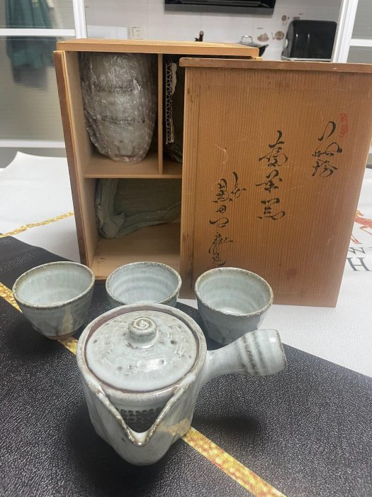 嚴選日本萩燒七代兼田三左衛門側把壺，天寵山窯製作，瓷質堅韌。尺寸