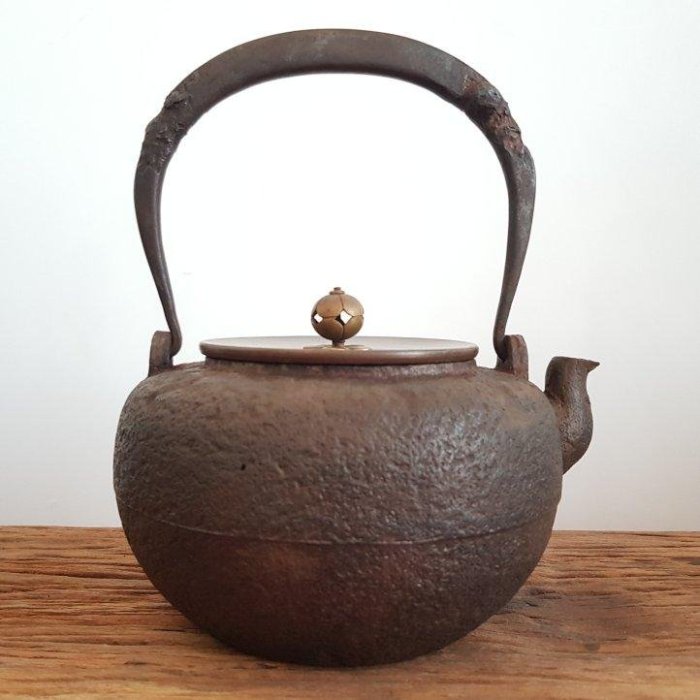 □紫金堂 名人 忠三郎造 砲口 天明形 鉄瓶□