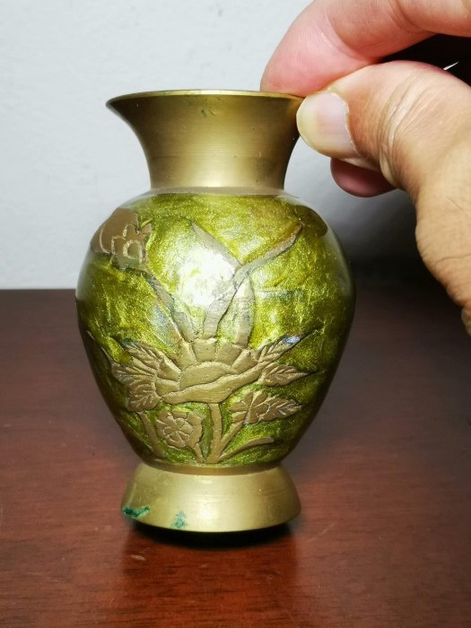 嚴選1930年代黃銅琺瑯撇口花瓶，經典中式設計搭配細膩浮雕藝術撇口圓腹