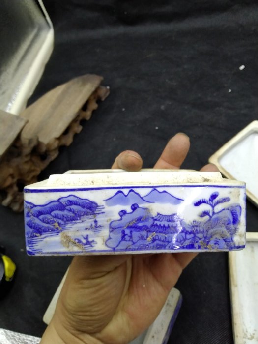 70年代左右青花山水紋四方形印泥盒。粉盒首飾盒。全品完美。原包漿