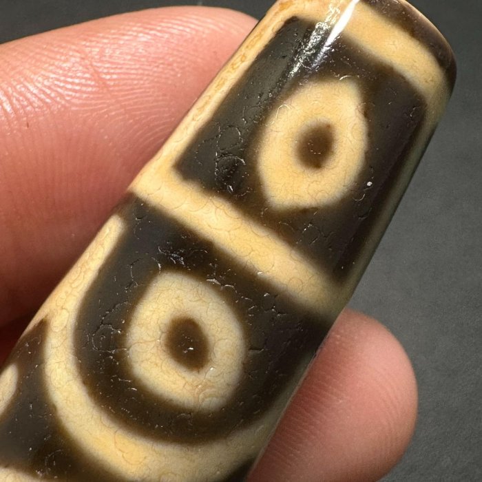 嚴選天然天珠，典藏級別鳳眼天珠，尺寸精細58.8x15.2mm，白芯透亮