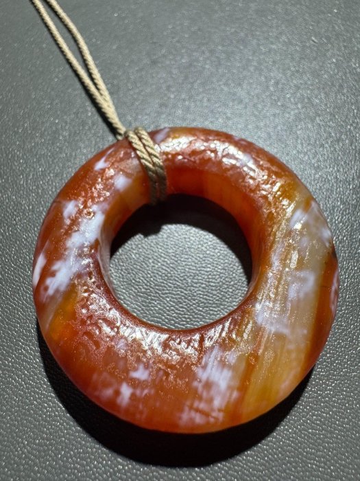 嚴選天然紅瑪瑙手錶鏈漢風玉環，皮殼渾厚包漬自然，直徑4.4公分紅瑪瑙