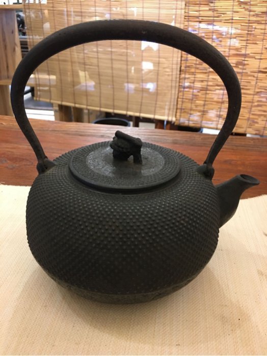ほぼ未使用品　南部秀山堂　佐藤 勝弘作　１５型アラレ　鉄瓶　南部鉄瓶　南部鉄器 ほぼ未使用品 南部秀山堂 佐藤 勝弘作 15型アラレ 鉄瓶 南部鉄瓶