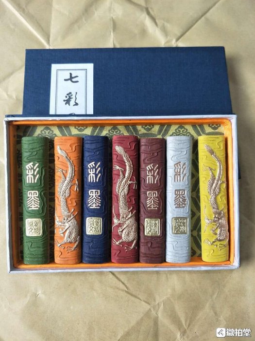 嚴選老胡開文徽歙七彩墨，每盒七錠，古法工藝精心打造，適合收藏與書寫
