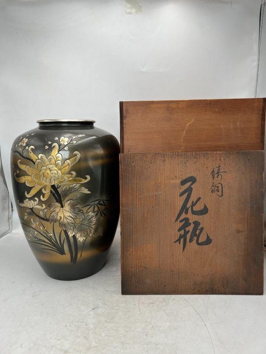 铜制花瓶 古董品 嚴選日本古董銅花瓶，金銀鑲嵌花開富貴design，重量3620克，適合收藏