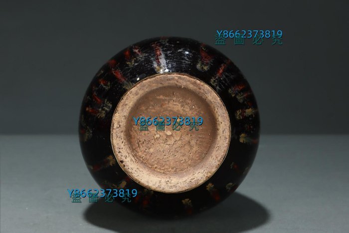 735 --- 宋代吉州窯包金黑釉樹葉紋玉壺春瓶。尺寸高：26厘米。腹徑：1