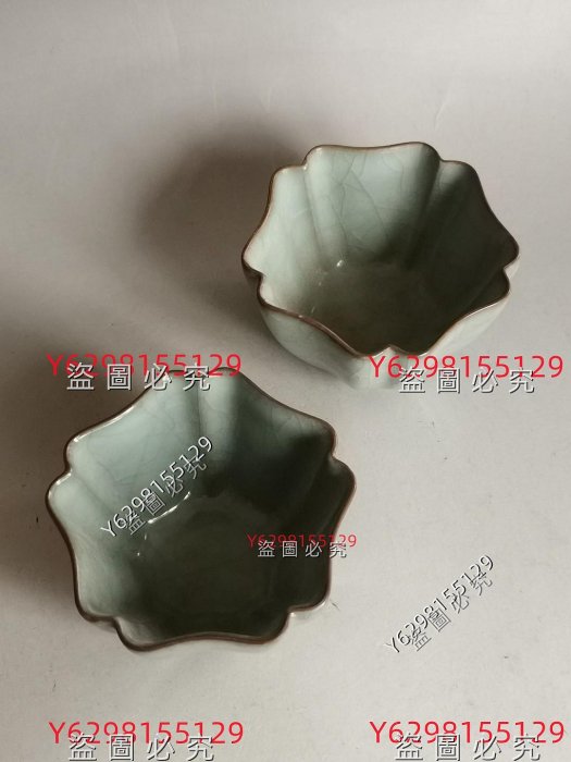 宋官窯開片六方倭角杯，高5.5cm口徑8.5cm，青釉瑩潤，開片自然，制式
