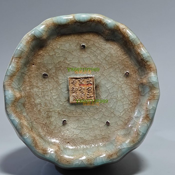 收藏品！宋官窯汝瓷冰裂紋冰花刻字描金賞瓶擺件：該器型規整、皮殼老辣