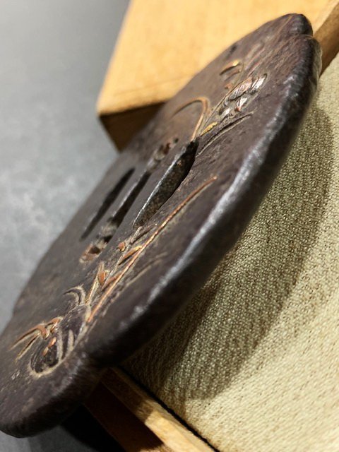 日本江戶時期金工師作.古鐵金銀鑲嵌百合紋木瓜形刀鍔.刀鐔(武士