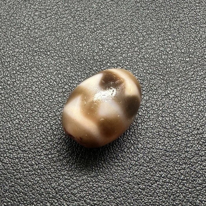 嚴選臺灣小盧紅肉雙虎牙天珠，手工雕琢精緻細膩，孔道自然砂花增添風采