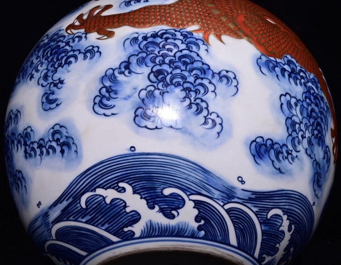 可議價清乾隆年制青花礬紅描金浮雕龍紋天球瓶，高43×32厘米??200064528