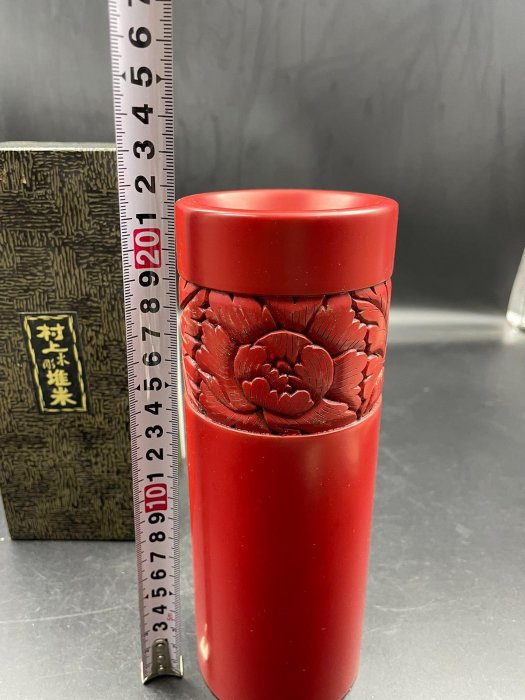 嚴選日本村上木雕堆朱花瓶，天然木胎漆器伴純銅芯，瓶身精工雕琢牡丹圖