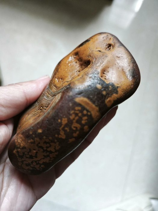 嚴選天然瑪瑙原石，糖心紋路美透肉質細膩，尺寸93mm重325克，適合把手
