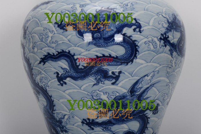 大清乾隆青花海水紋九龍梅瓶，高34厘米，肚徑22厘米，底徑13.4厘米306