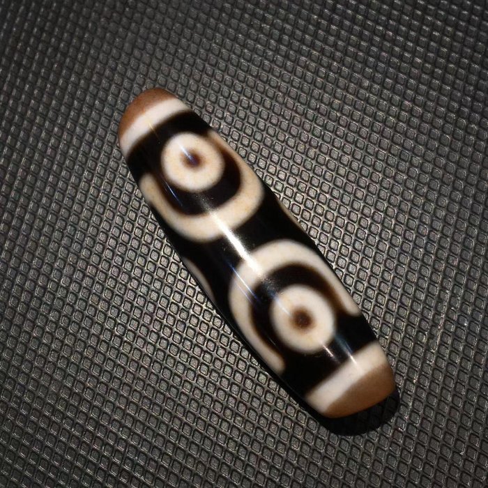 嚴選藏傳手工朱砂十字六眼天珠，精緻尺寸10.5x10.5x42.5mm，品質卓越不