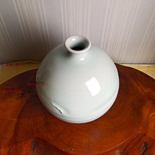 日本回流砥部燒龍泉窯池田富士夫作青白磁堆磁花葉文丸壺花瓶| 華道具①