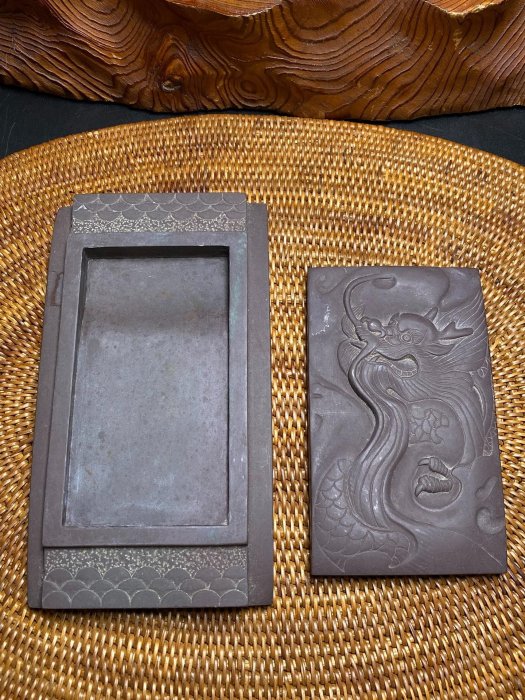 嚴選精品日本紫雲石龍紋石硯，帶蓋設計，天然綠色系石品，老舊有年份