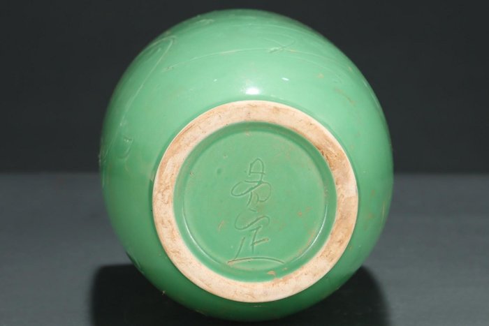 G326---宋代定窯綠釉刻花瓶。瓷器尺寸高：27.5厘米。 肚徑：12.8厘米