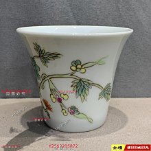 旧蔵 洪憲年製款 粉彩花卉文 馬蹄杯 一对 中国陶磁 CL0510 洪憲年制款粉彩洞石花卉紋馬蹄杯/茶杯。 尺寸：杯高約6.3厘米，杯口