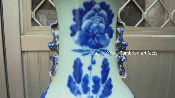 寒武紀文物}清代~豆青釉青花繪雙鳳花卉紋雙獅耳盤口大花瓶~完整如圖~高