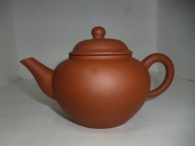 70年代外銷正方章「中國宜興」「淑平」款特殊體紫砂鴿嘴水平標準壺14孔