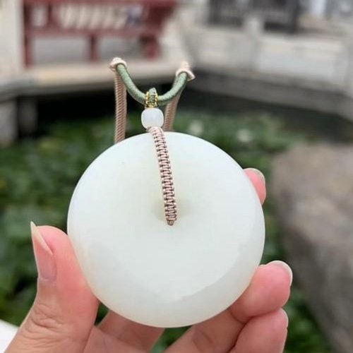 可議價編號：250925000305 【羊脂@平安扣】?玉璧規格：57×11.7mm 重76g