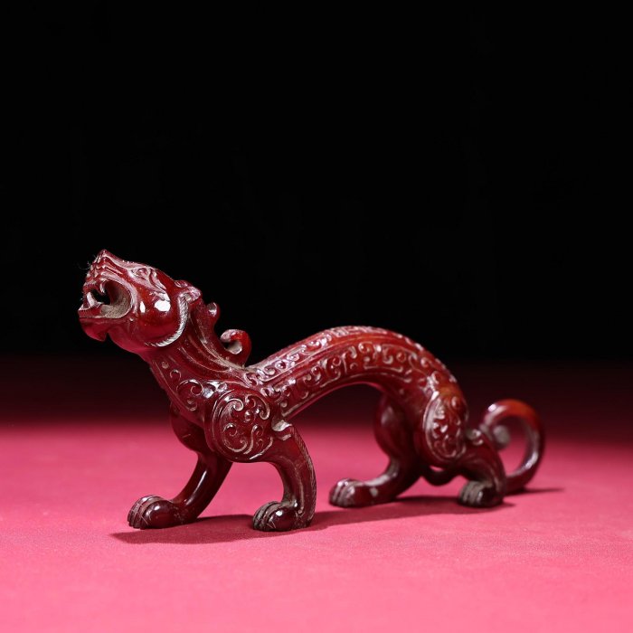 臻品旧藏， 和田玉满红沁玉龙摆包浆厚重，沁色入骨，工艺精湛，犀利民