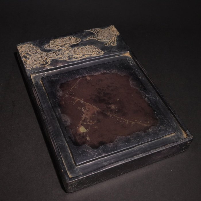 舊藏松鶴翠斑端硯天然翡翠斑是天工揉進石骨的翠色星子，潤石底上暈著淺