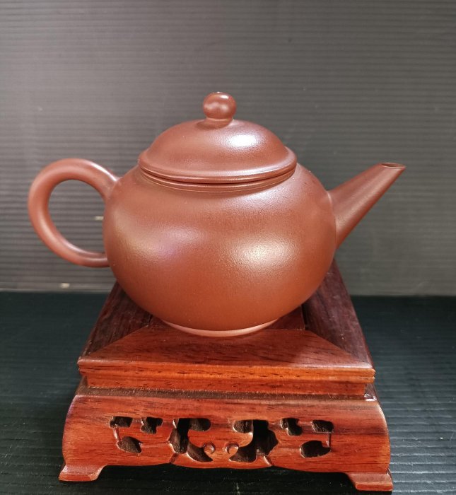 Z117宜興廠高級工藝美術師高洪英早期製，底款中國宜興(鑰匙中)小