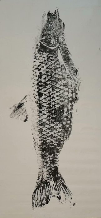 嚴選魚拓藝術品，身長125公分寬40公分，精裝裱64×133cm美術畫心，外框
