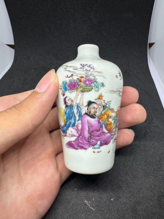 中国　粉彩　人物紋鼻煙壺　八仙過海　乾隆年製銘　送料込み1013 中国 粉彩 人物紋鼻煙壺 八仙過海 乾隆年製銘 送料込み1013
