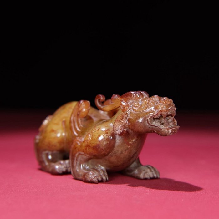臻品舊藏，和田玉滿沁瑞獸小擺包漿厚重，沁色入骨，工藝精湛，犀利民藏