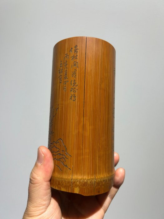 晚清民國竹雕文人山水詩文筆筒，竹質堅實，錶面雕山水人物圖案，精美