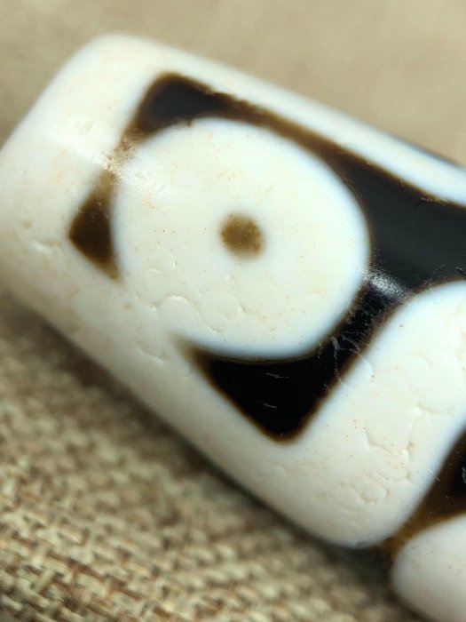 嚴選罕見藏傳瓷白九眼天珠，對孔45.9mm，直徑14.5mm，高油潤肉強光不透