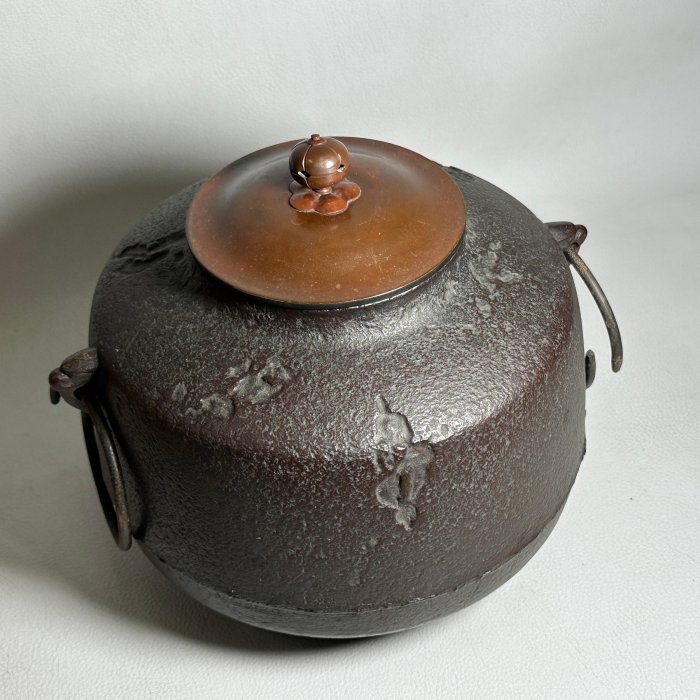 古玩輕鬆拍】老日本人間國寶名釜師高橋敬典作銅蓋阿彌陀釜茶釜/鐵釜附