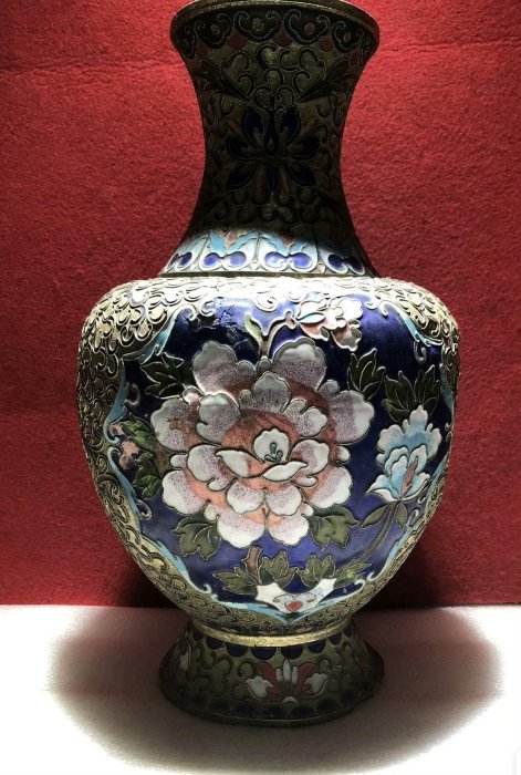 景泰藍大花瓶（民國後期）高36公分，重2.1斤，銅制精美，瑕疵獨特